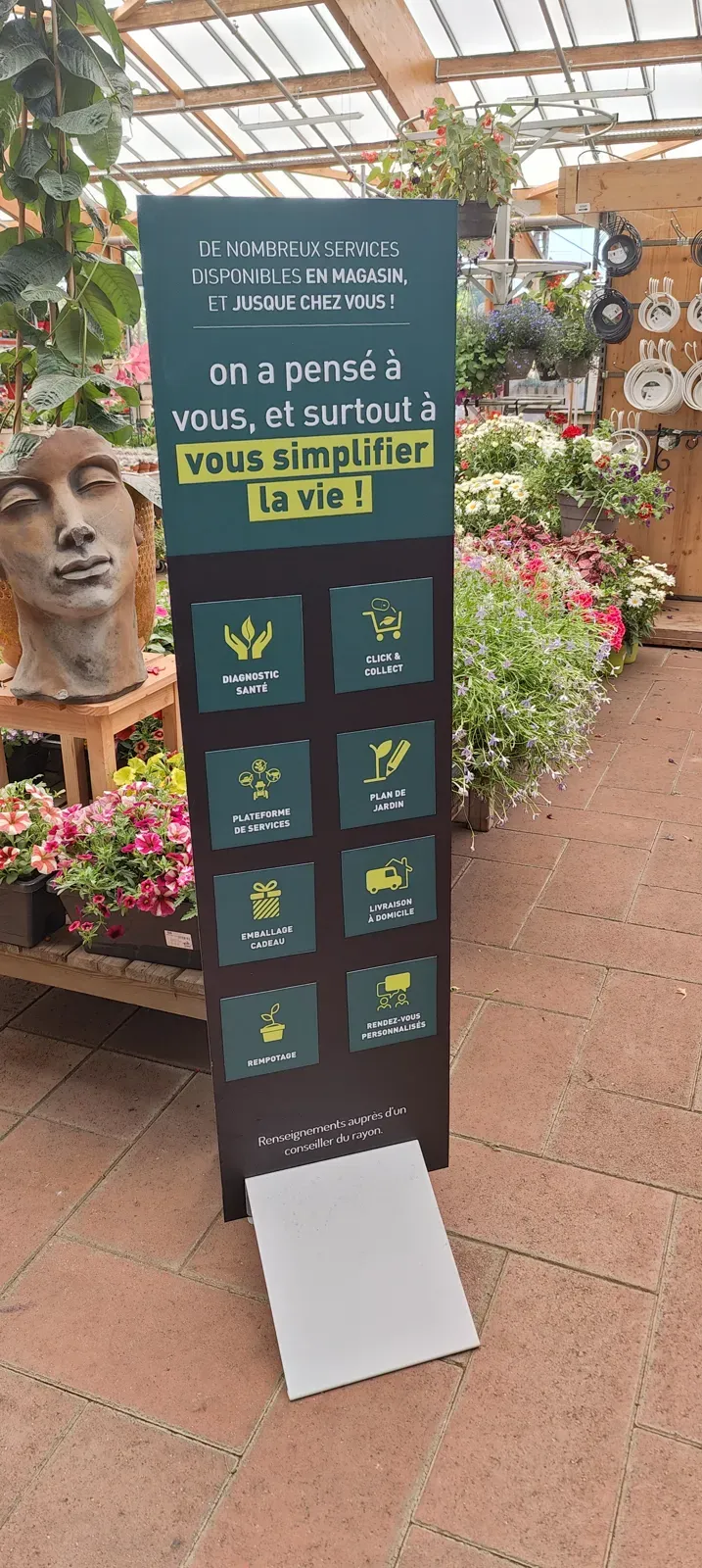 Totem de services Botanic dans une jardinerie