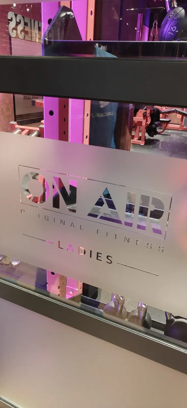 Film dépoli découpé au logo On Air Ladies sur une cloison vitrée