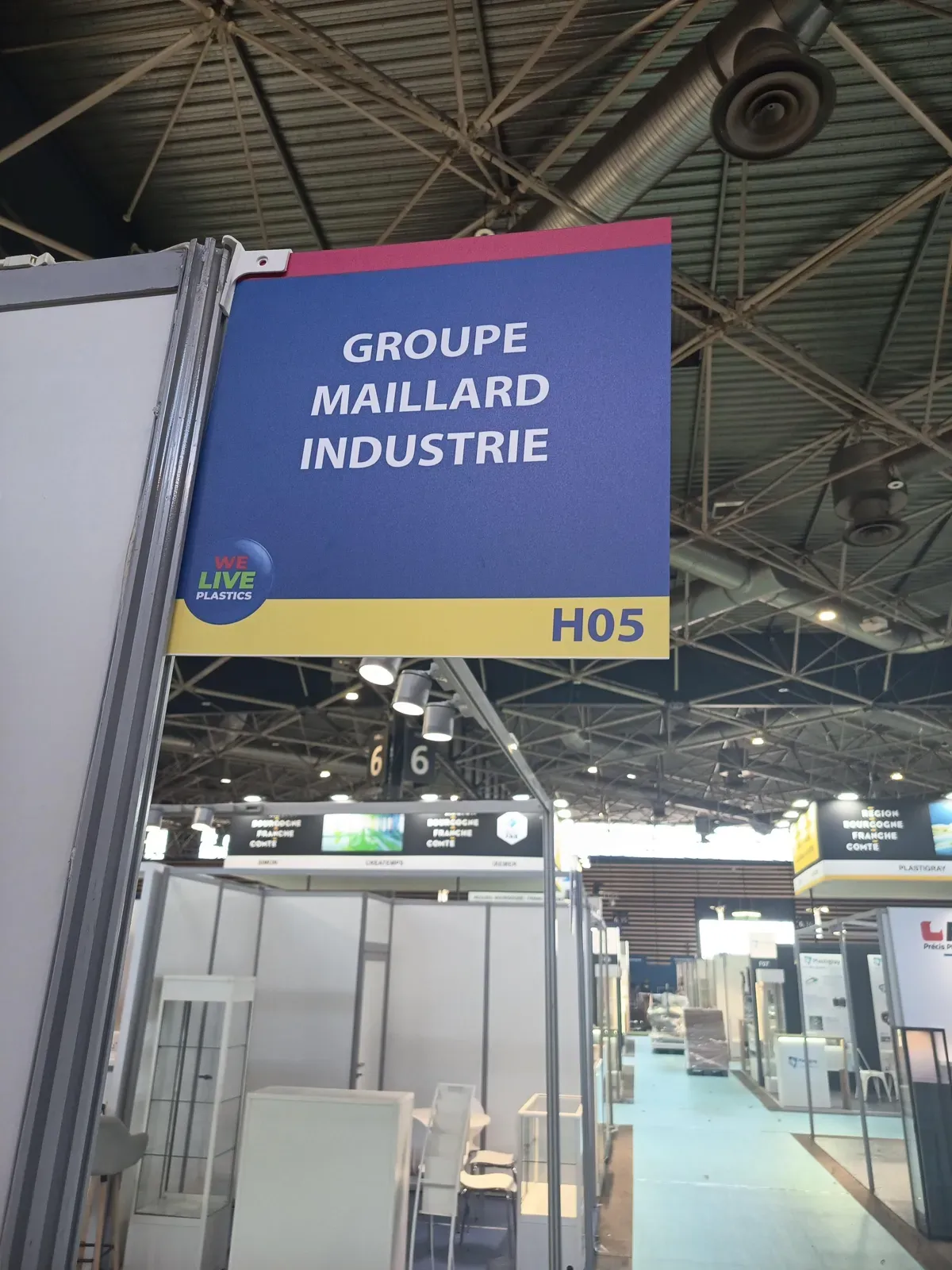 Enseigne de stand suspendue au salon FIP à Eurexpo