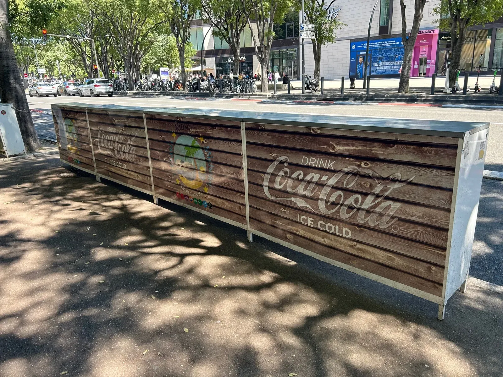 Buvettes habillées d'un adhésif effet bois Coca-Cola face au stade Vélodrome