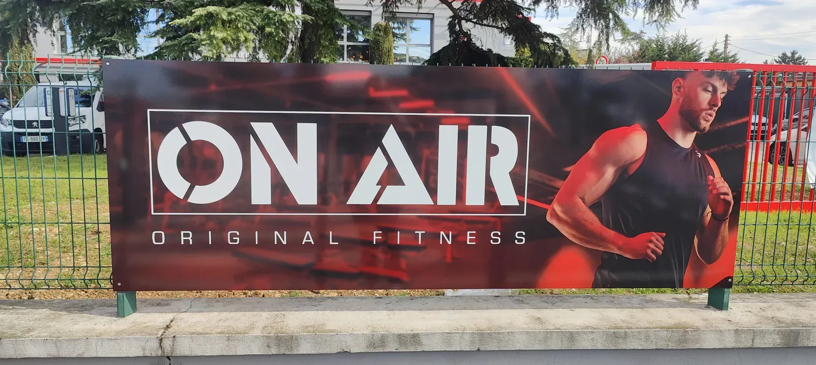 Panneau imprimé On Air fixé sur une clôture
