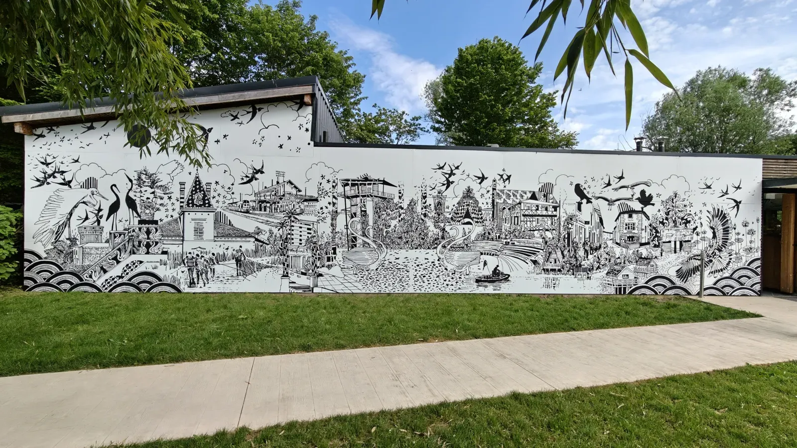 Fresque noir et blanc de 75 m² posée au Parc des Oiseaux