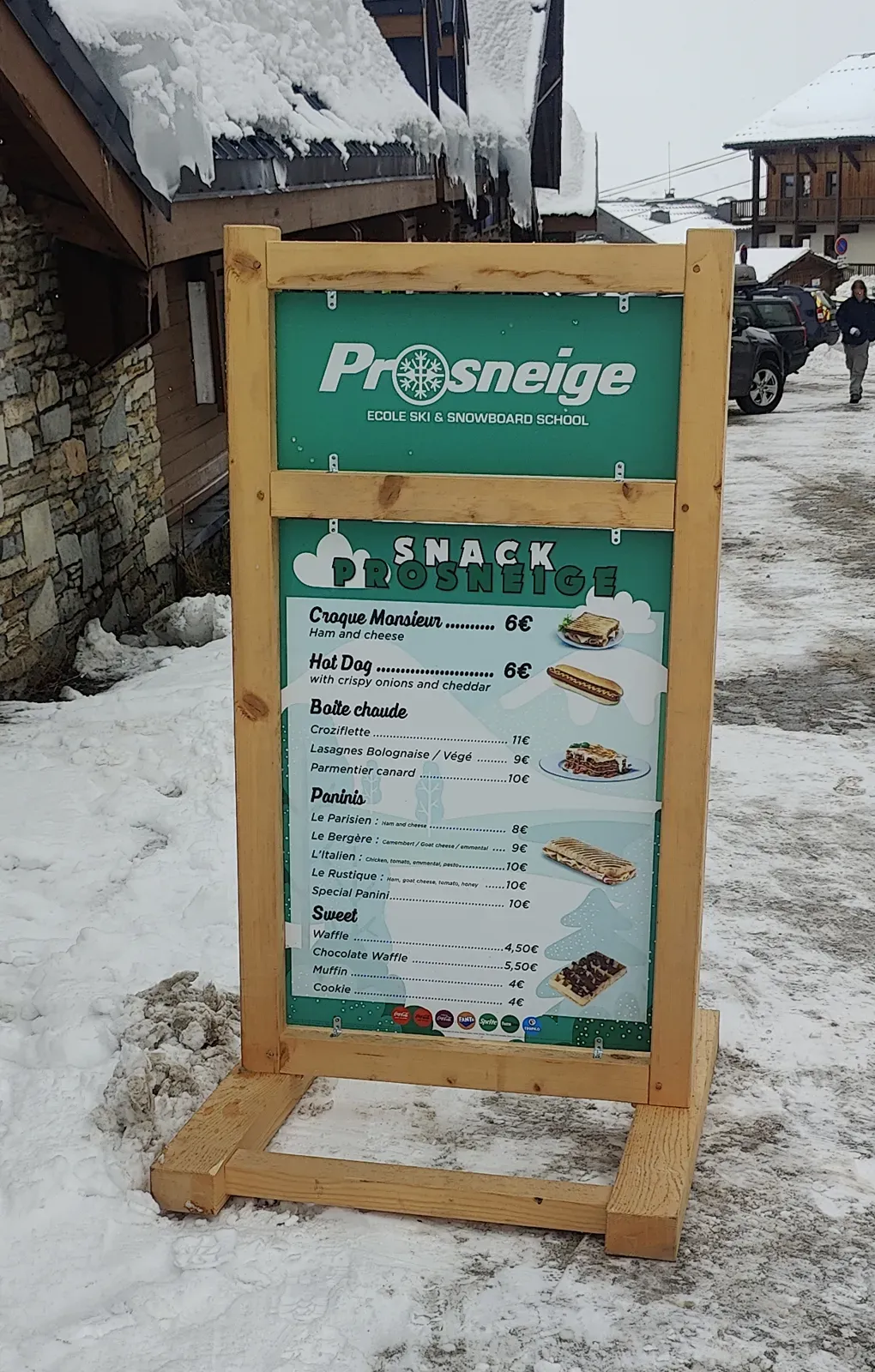 Stop-trottoir en bois avec menu imprimé pour un snack de station